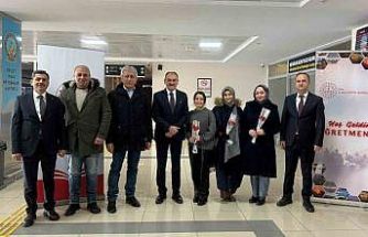 Van’a yeni atanan öğretmenler güllerle karşılandı
