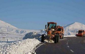 Van’da kar mesaisi: Yol kenarlarında biriken kar kütleleri temizleniyor
