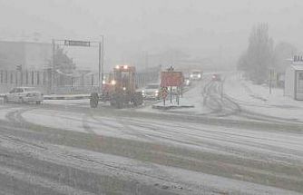 Van’da kar yağışı trafiği olumsuz etkiledi: Maddi hasarlı kazalar meydana geldi