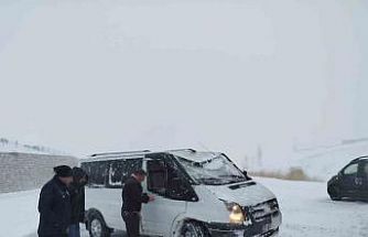 Van’da yoldan çıkan minibus kara saplandı