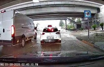 Yağmur, Adana’yı felç etti: Hortum oluştu, araçlar yolda mahsur kaldı