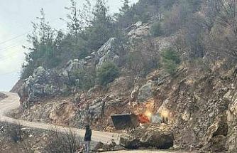 Yamaçtan kopan kaya yola düştü