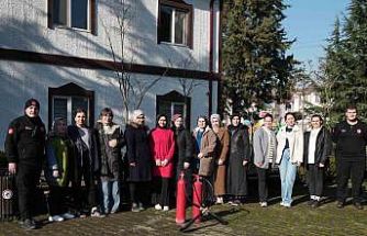 Yangına kadınlar yangın tüpüyle müdahale etti