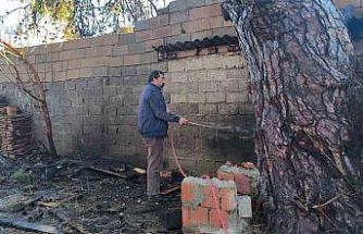 Yangının eve sıçramaması için alevlere hortumlarla müdahale ettiler