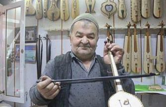 Yaptığı sıra dışı ve dekoratif kemençelerle ilgi çekiyor