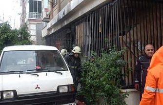 Yaşlı adamı komşuları evden çıkardı, yangın ucuz atlatıldı