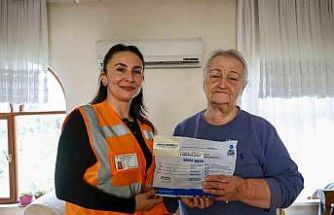 Yaşlı kadının bindiği otobüste unuttuğu cüzdan evine kadar getirilip teslim edildi