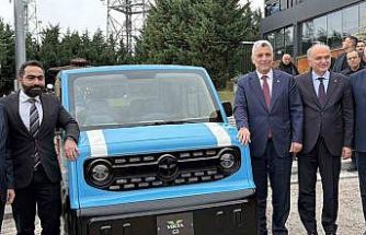 Yerli üretim elektrikli araca, Bakan Bolat hayran kaldı