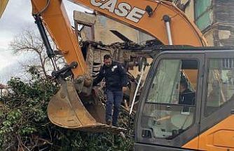 Yıkılan binadan bayrağı kurtaran zabıta personeli: "Gönlüm el vermedi"