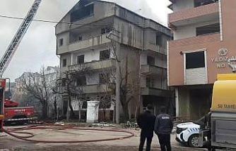 Yıkımı süren binanın çatı katında yangın çıktı