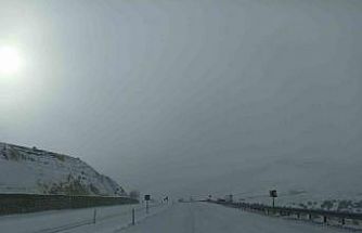 Yoğun kar ilçeyi esir aldı, Kayseri-Malatya yolu trafiğe kapatıldı