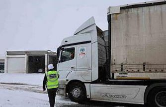 Yoğun kar yağışı ulaşımı etkiledi