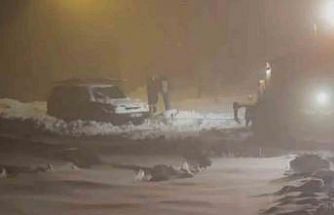 Yoğun kar yolu kapattı, ekipler mahsur kalan araca ulaştı