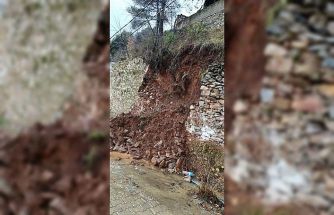 Yoğun yağış sonrası istinat duvarı çöktü