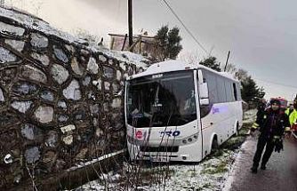 Yolcu midibüsü kazazede aileye çarptı: 1 ölü, 3 yaralı