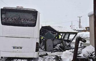Yolcu otobüsü polis noktasına çarptı: 4 polis yaralandı