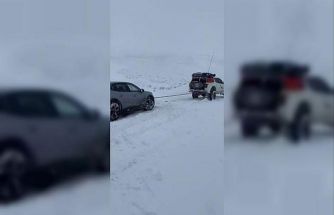Yolda mahsur kalan sürücünün yardımına Off-Road ekibi yetişti