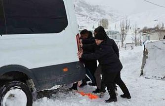 Yolda mahsur kalanların imdadına Kaymakam yetişti