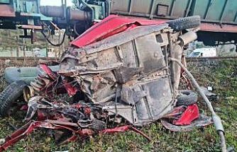 Yük treni hemzemin geçitte otomobile çarptı: 1 ölü