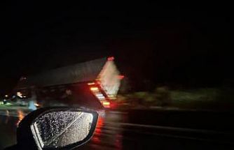 Yüksek gerelim hattı inşaata devrildi