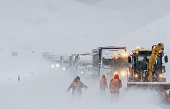 Yüksekova-Şemdinli yolunda kar esareti: Ulaşım tamamen durdu
