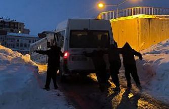 Yüksekova’da buzlu yolda mahsur kalan minibüsü vatandaşlar kurtardı