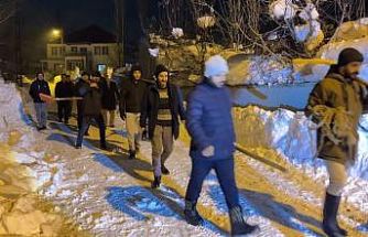 Yüksekova’da cemaat namazdayken çatı çöktü: İmam anons etti, köylü küreği ve halatıyla yardıma koştu