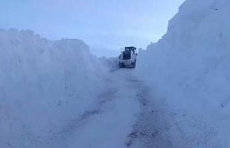 Yüksekova’da karla mücadele: İş makineleri boyunu aşan kar tünelleri oluştu