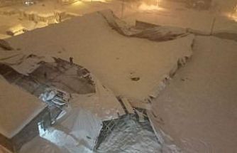 Yüksekova’da yoğun kar nedeniyle halı sahanın çatısı çöktü