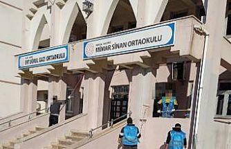 Yükümlüler, Mersin’de okulları temizleyip boyadı