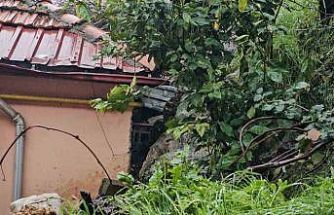 Zonguldak’ta korkutan heyelan; kayalar iki evin üzerine düştü