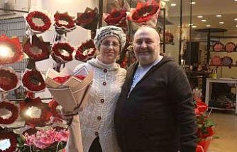 "11 kez istedim, 11’incide aldım" dedi, 26 yıllık aşkını gül ile taçlandırdı