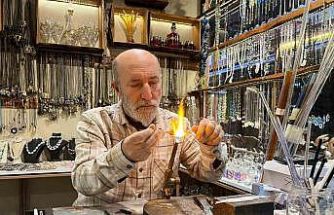 25 yıldır camlara üfleyerek şekil veriyor