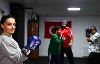 47 yaşındaki hemşire anne çocuklarıyla birlikte eldiven giyip ringe çıktı