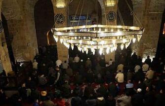 6 asırlık tarihi camide Berat Kandili’nde eller semaya açıldı