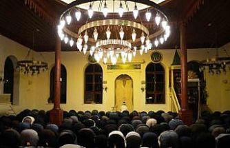 700 yıllık camide ilk teravih namazı kılındı
