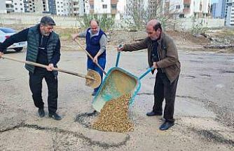 Adana’da belediyenin kapatmadığı çukurları vatandaş kapattı
