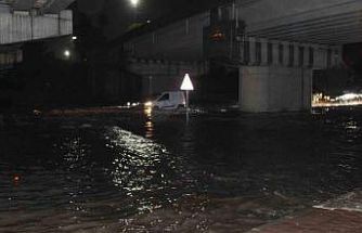 Adana’da gece bastıran sağanak yağış yolları göle çevirdi
