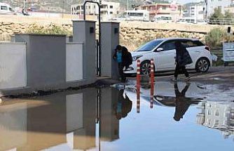 Adana’da iğrenç manzara: Lağımlar sokağa taşıyor, çocuklar üzerinden atlamak zorunda kalıyor