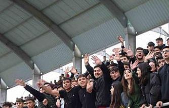 Adana’da liseli gençlerin maç heyecanı çıkan kavgayla yarıda kaldı