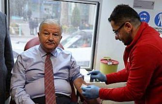 Aksaray’da kan bağışı kampanyasına Vali Duru da katıldı