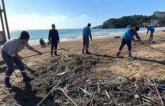 Alanya’da fırtına sonrası plajlarda temizlik yapıldı