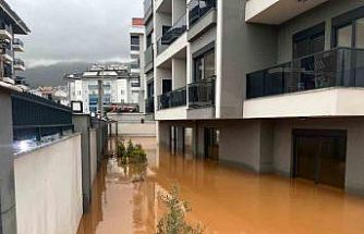 Alanya’da sağanak sebebiyle Oba Çayı taştı, binaların bahçelerini su bastı