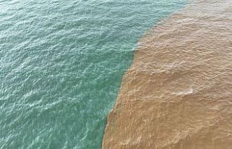 Alanya’da toz taşınımı ve sağanak yağış denizin rengini değiştirdi