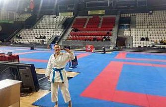 Aliağa Belediyesi Karate Antrenörü Nezahat Ayhan Türkiye şampiyonu oldu