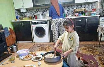 Altıntaş’ta öğrenciler evlerinde aileleriyle birlikte iftar sofrası kurdu