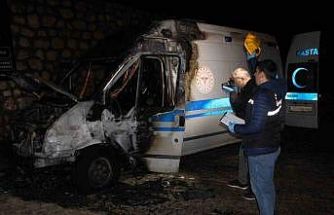 Ambulans alev aldı: Kahraman şoför, hasta ve yakınlarını kurtardı, oksijen tüplerinin patlamasını önledi