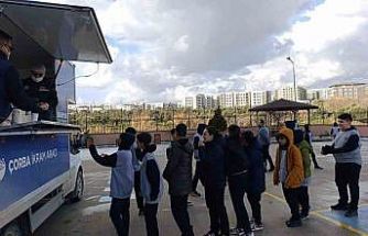 Antakya Belediyesi’nden soğuk kış gününde öğrencilere çorba ikramı