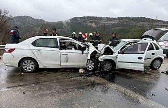 Antalya-Isparta yolunda iki otomobil kafa kafaya çarpıştı: 6 ölü, 6 yaralı