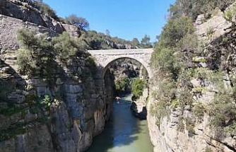 Antalya’da 20 metre yükseklikteki tarihi köprüden suya atlayan genç yürekleri ağza getirdi